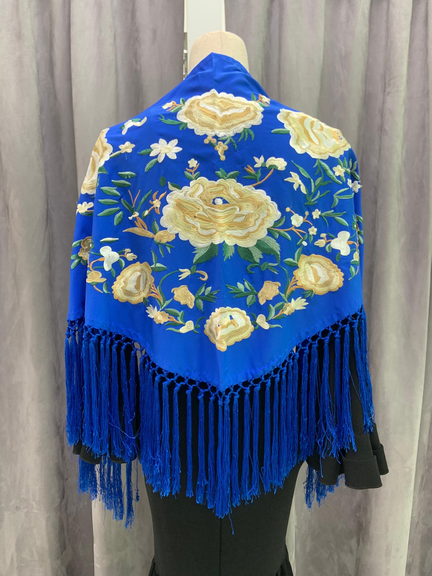 MANTON SEDA BORDADO FLOR BEIGE