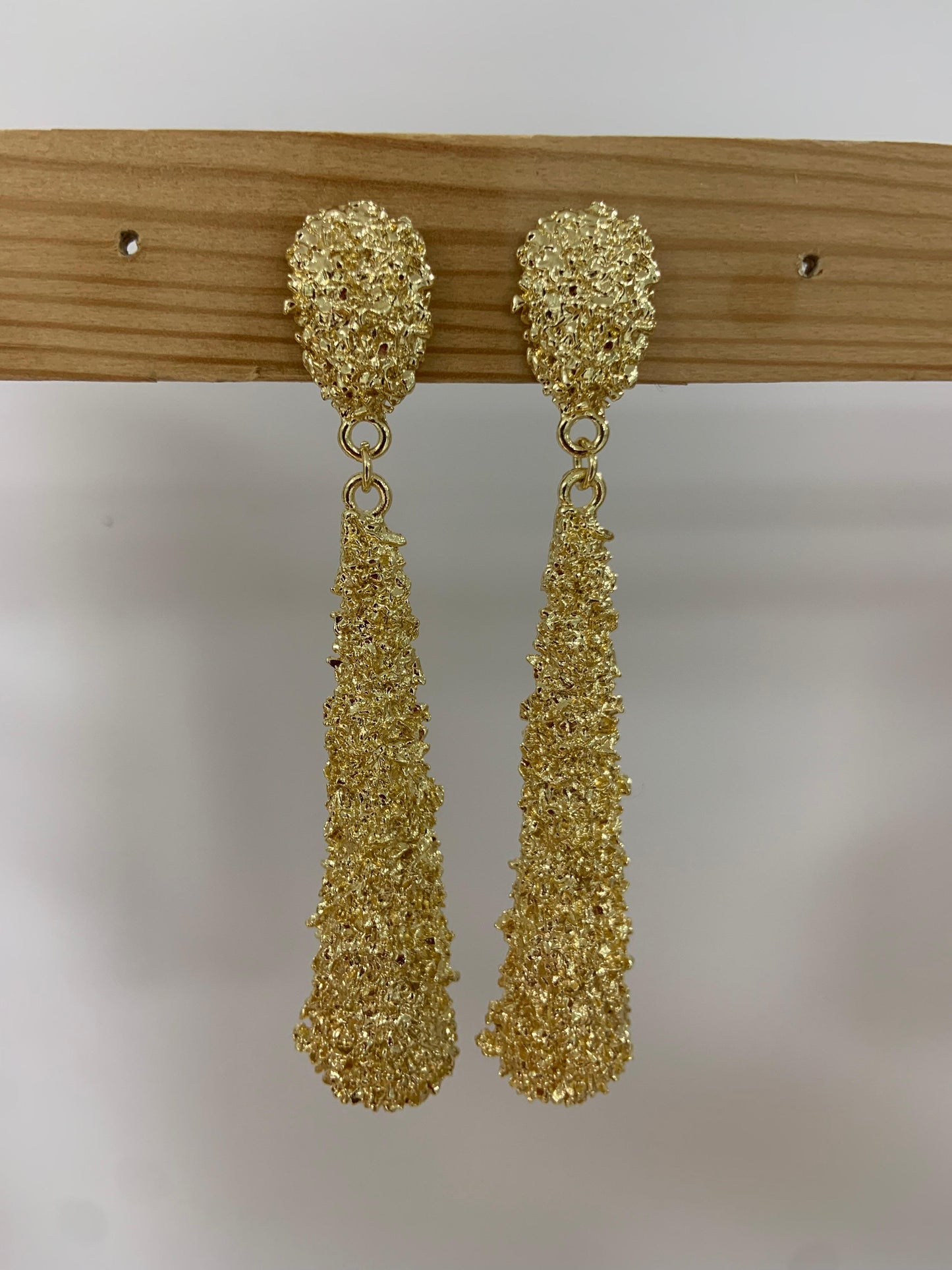 PENDIENTES LAGRIMA DORADA BROCADA