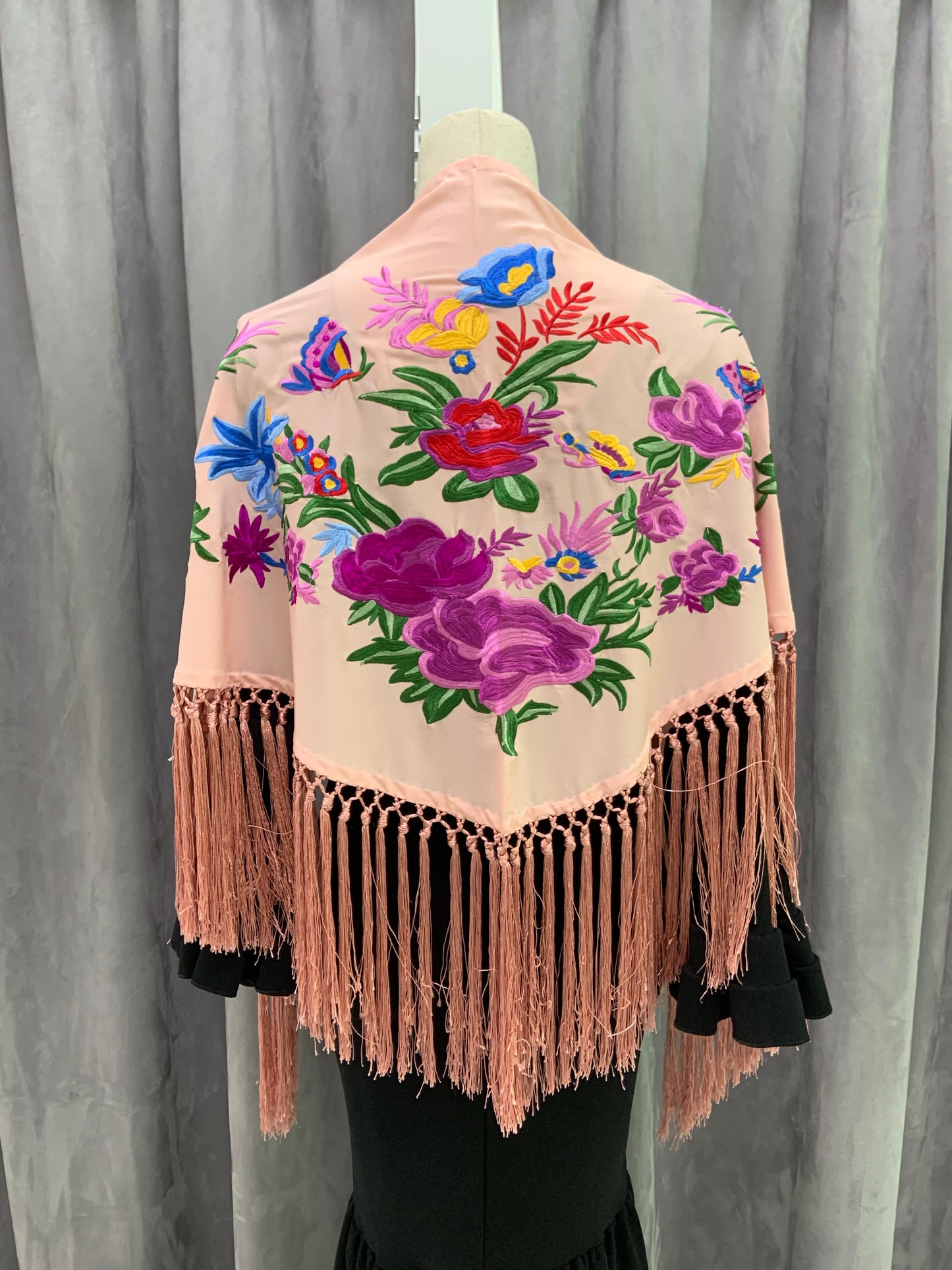 MANTON SEDA BORDADO FLORES MARIPOSAS