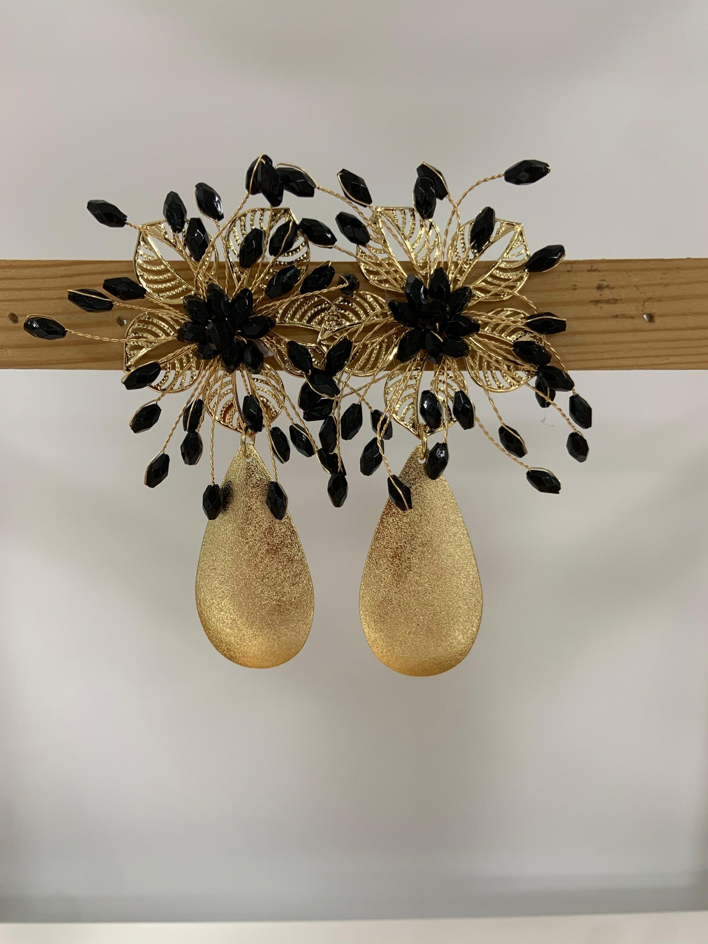 PENDIENTES DORADO FLOR NEGRO Y LAGRIMA