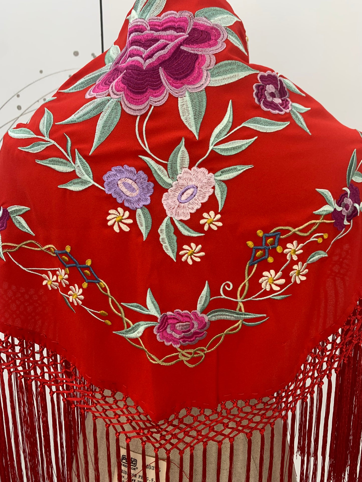 MANTÓN BORDADO FLORES ROJO