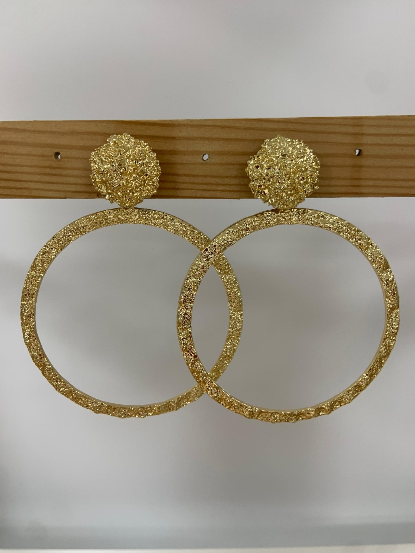 PENDIENTES ARO GRANDE BROCADO DORADO