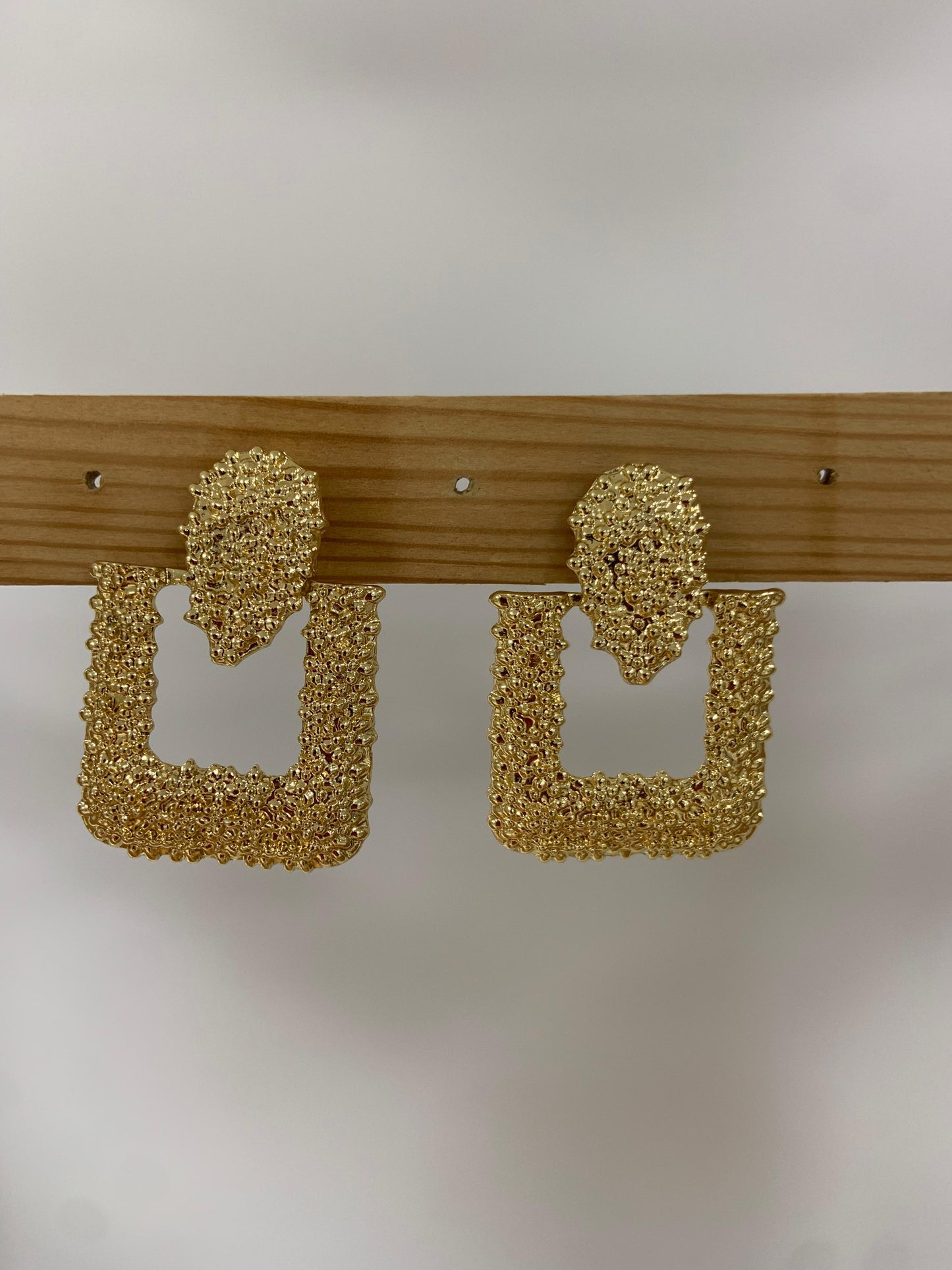 PENDIENTE BROCADO CUADRADO DORADO