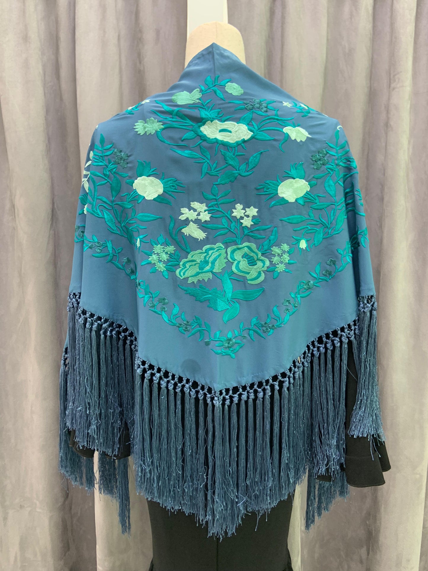 MANTON SEDA BORDADO BICOLOR