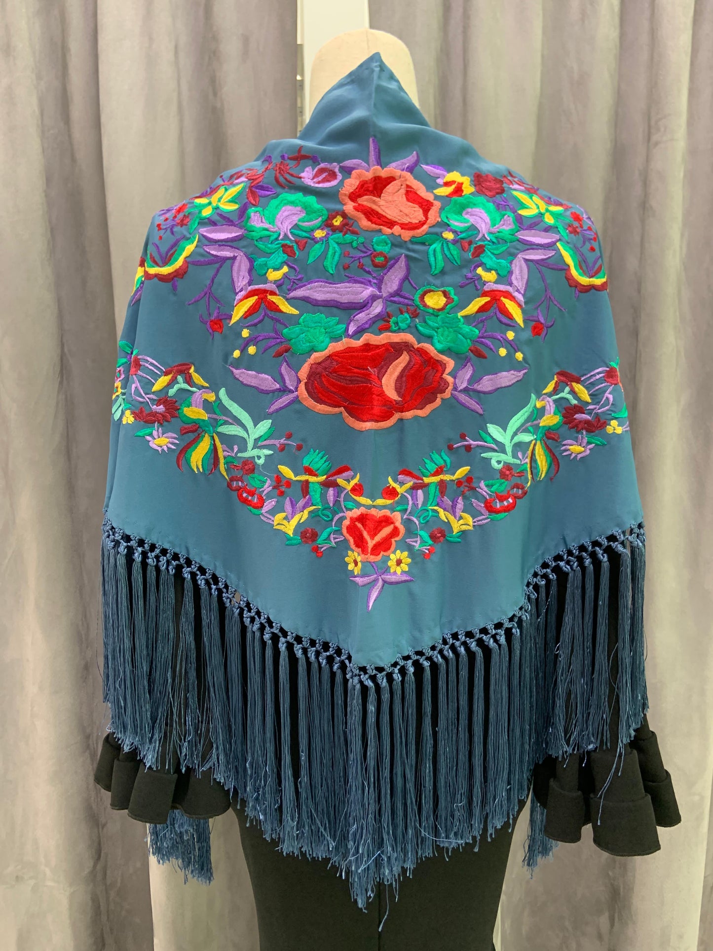 MANTON SEDA BORDADO FLORES COLORES