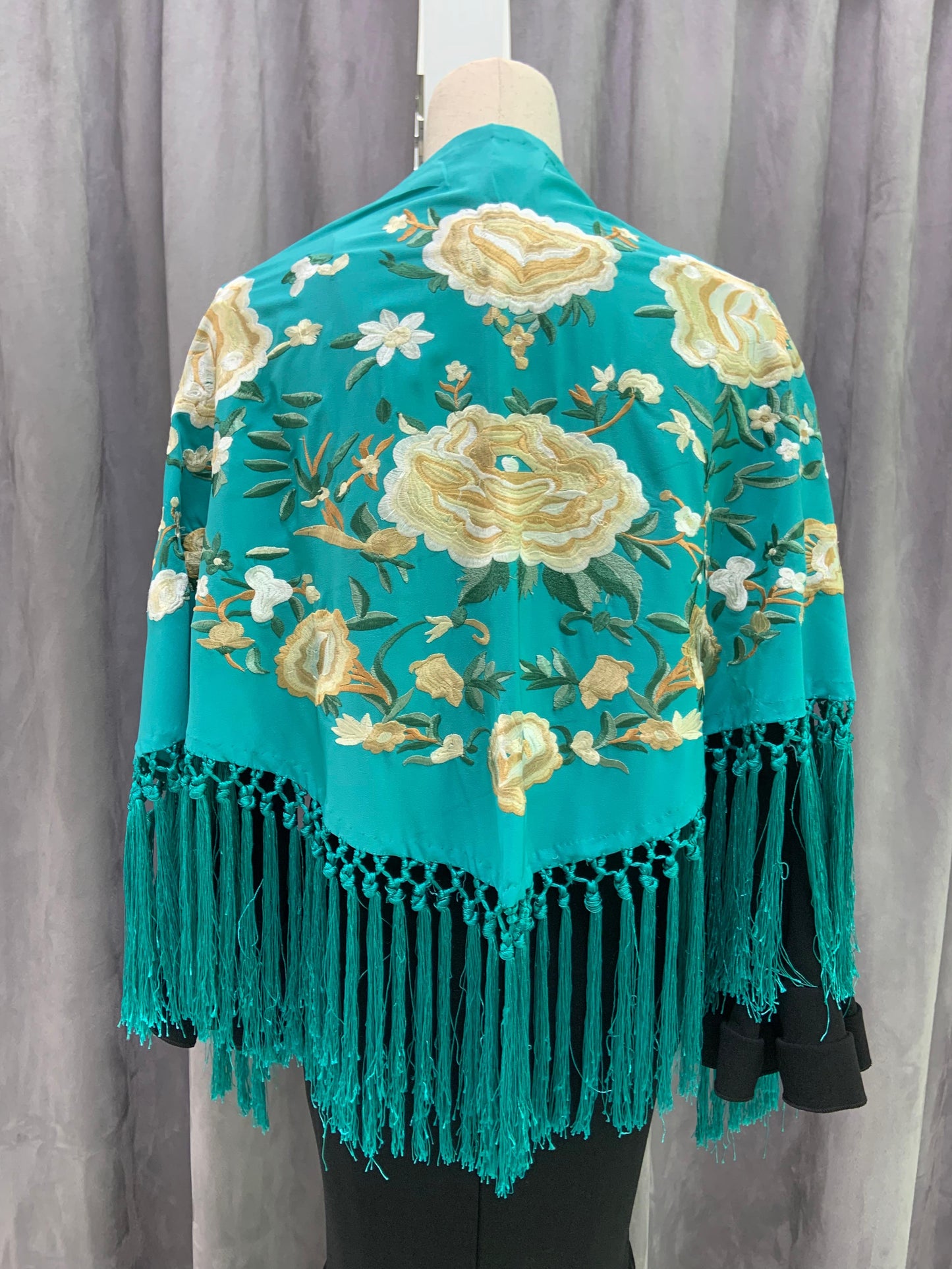 MANTON SEDA BORDADO FLOR BEIGE