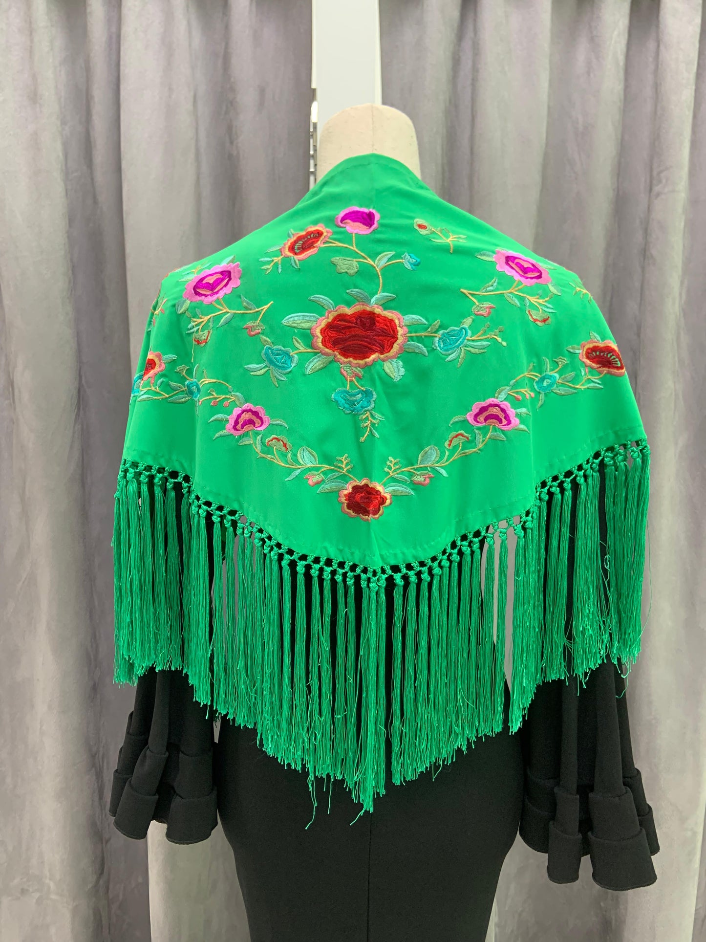 MANTON SEDA BORDADO FLORES PEQUEÑO