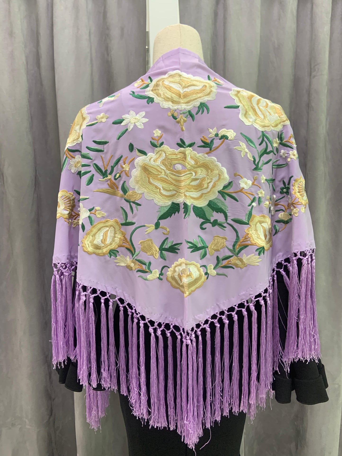 MANTON SEDA BORDADO FLOR BEIGE