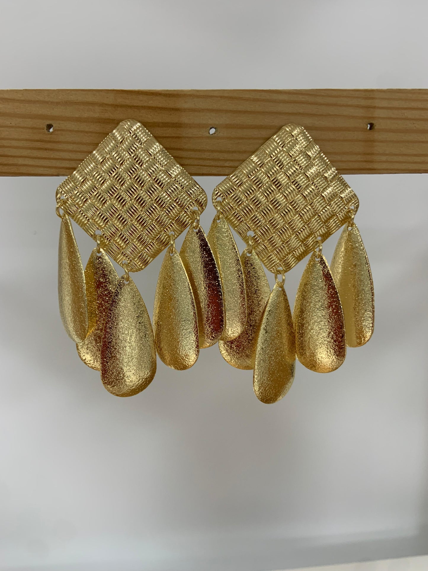 PENDIENTES CUADRADOS LAGRIMAS DORADOS