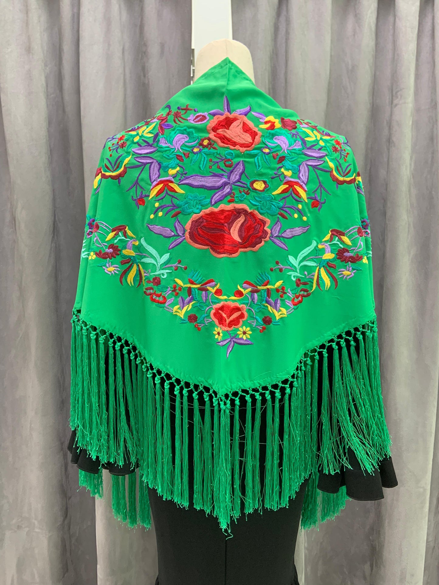 MANTON SEDA BORDADO FLORES COLORES