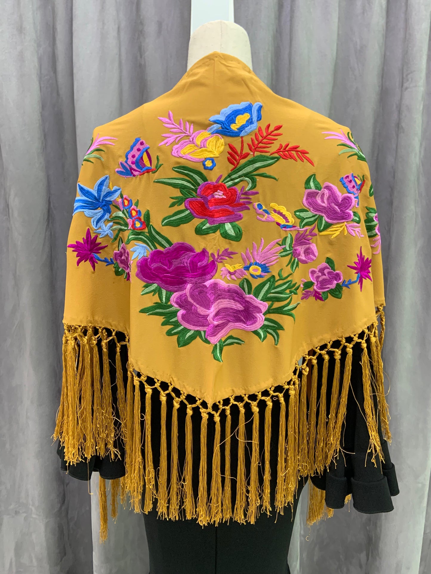 MANTON SEDA BORDADO FLORES MARIPOSAS