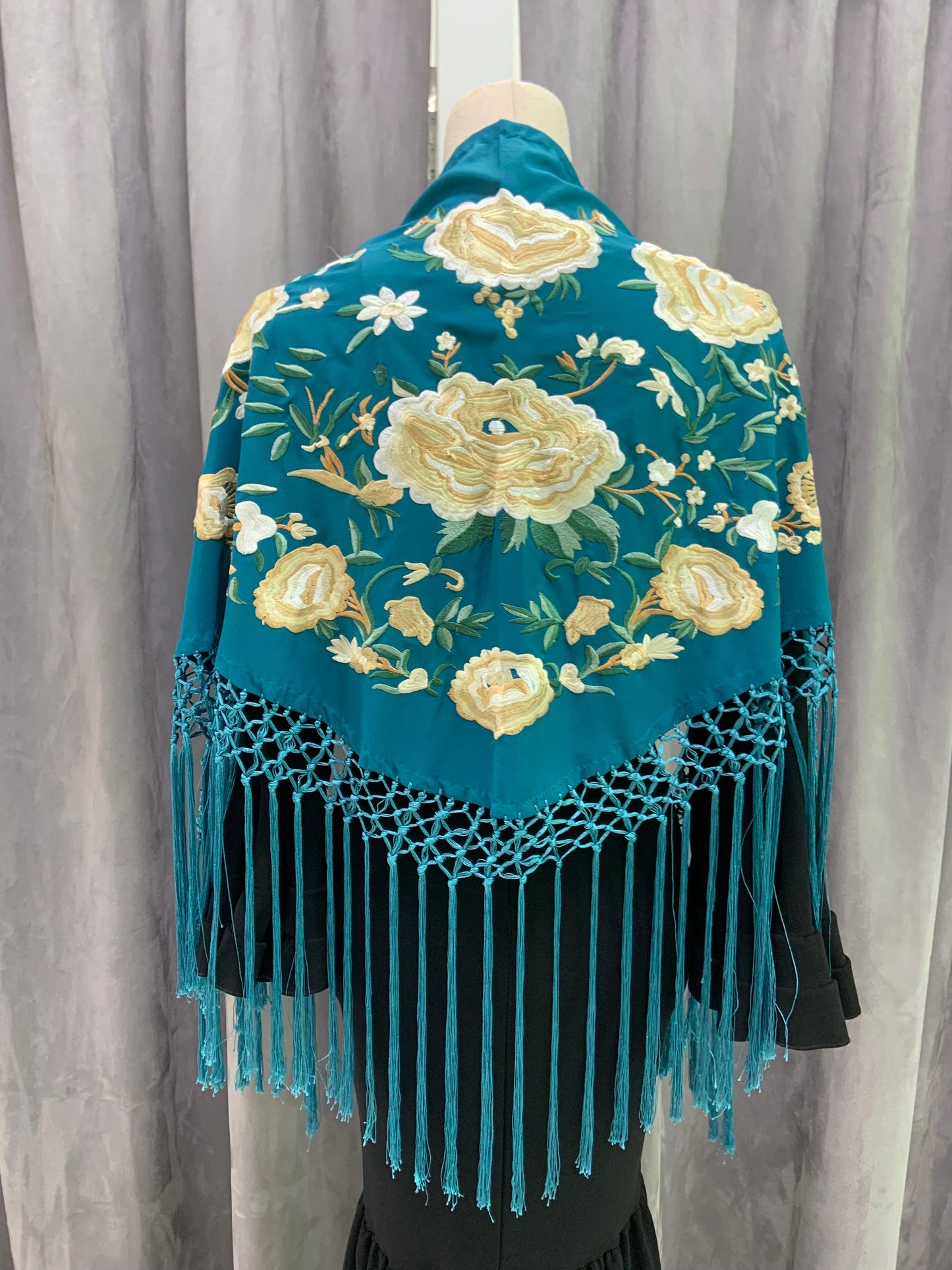 MANTON SEDA BORDADO FLOR BEIGE