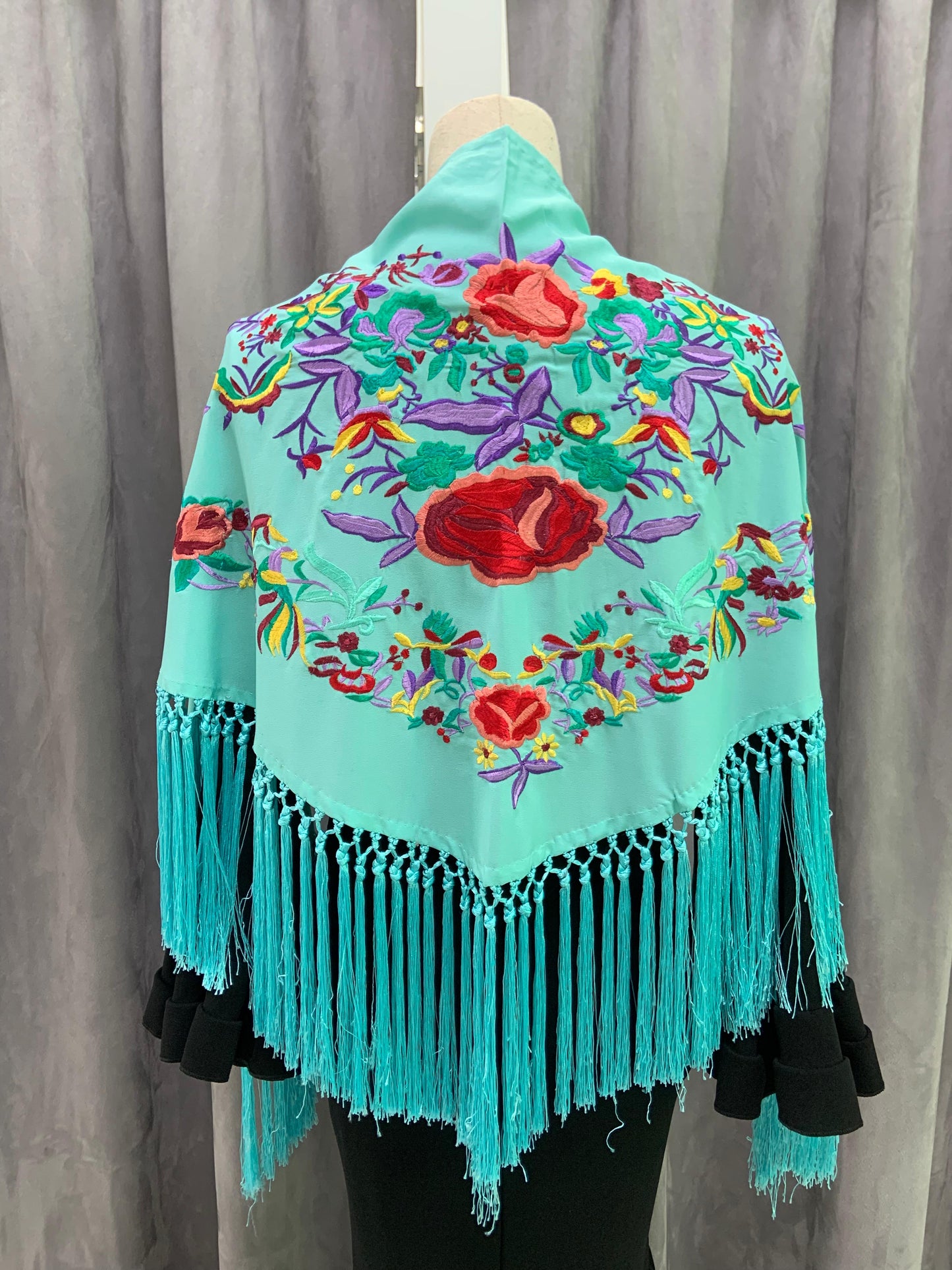 MANTON SEDA BORDADO FLORES COLORES