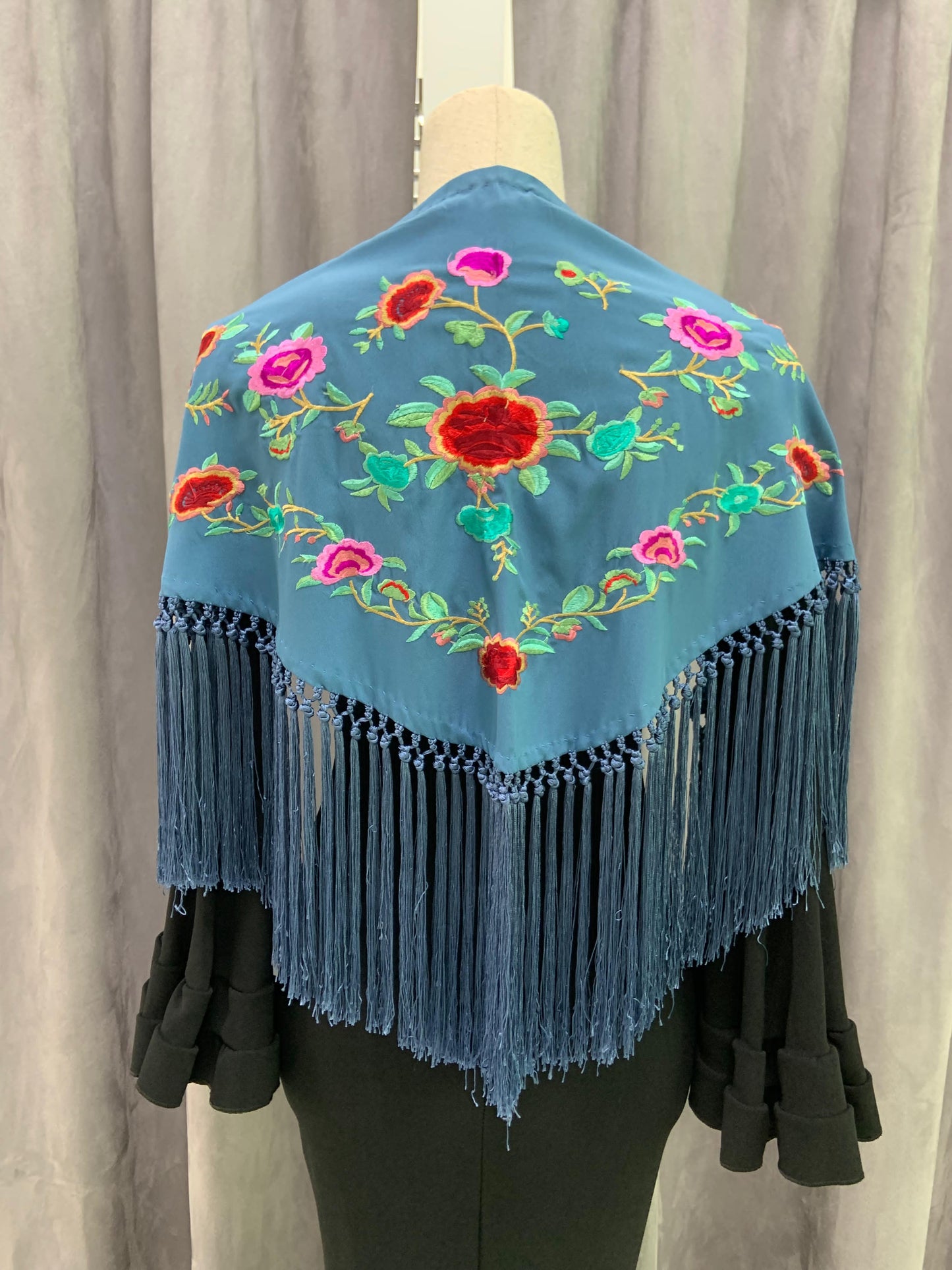 MANTON SEDA BORDADO FLORES PEQUEÑO