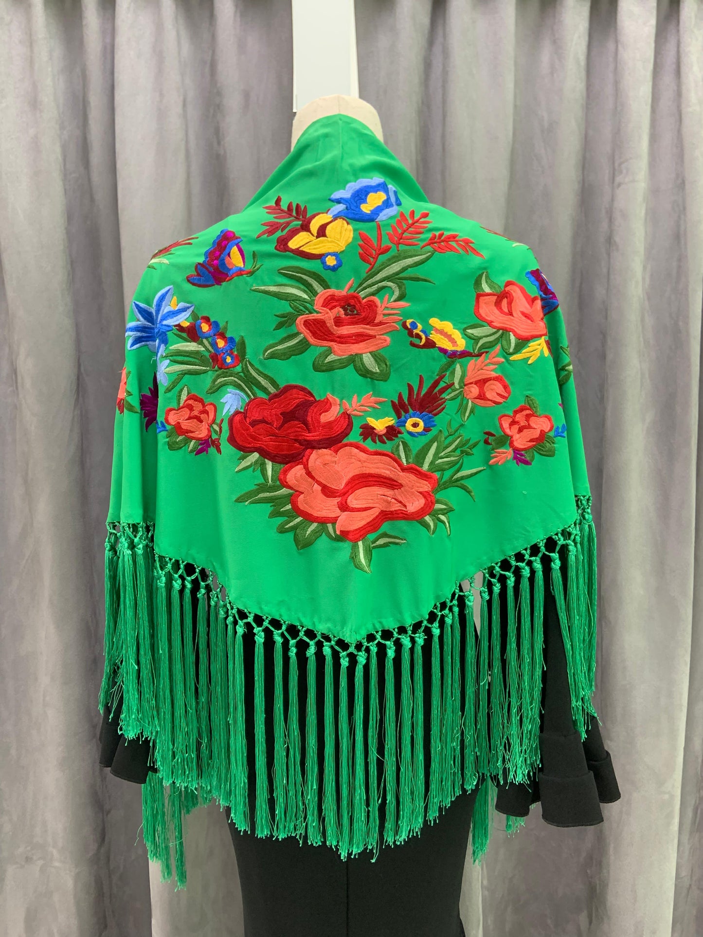 MANTON SEDA BORDADO FLORES MARIPOSAS