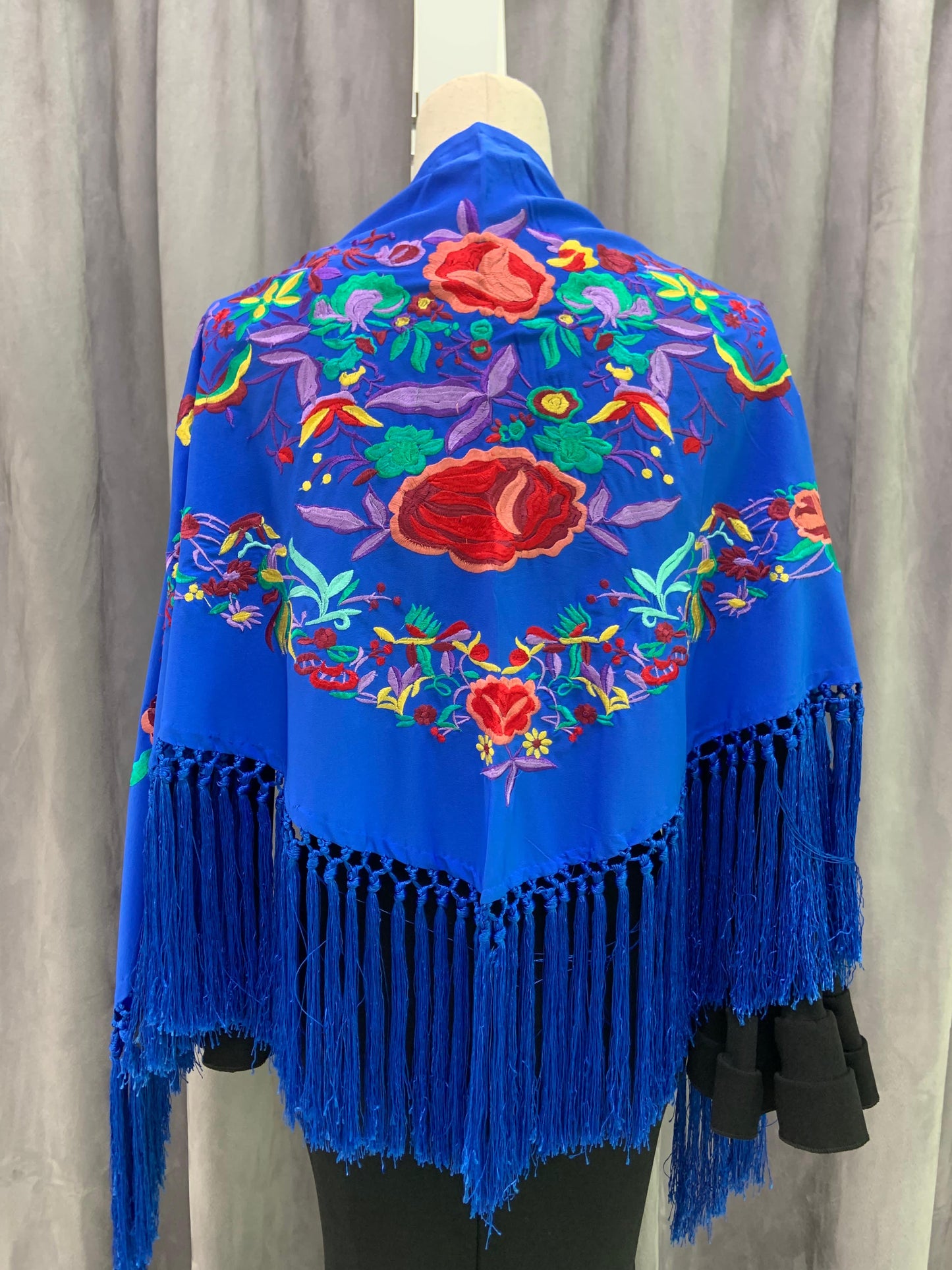 MANTON SEDA BORDADO FLORES COLORES