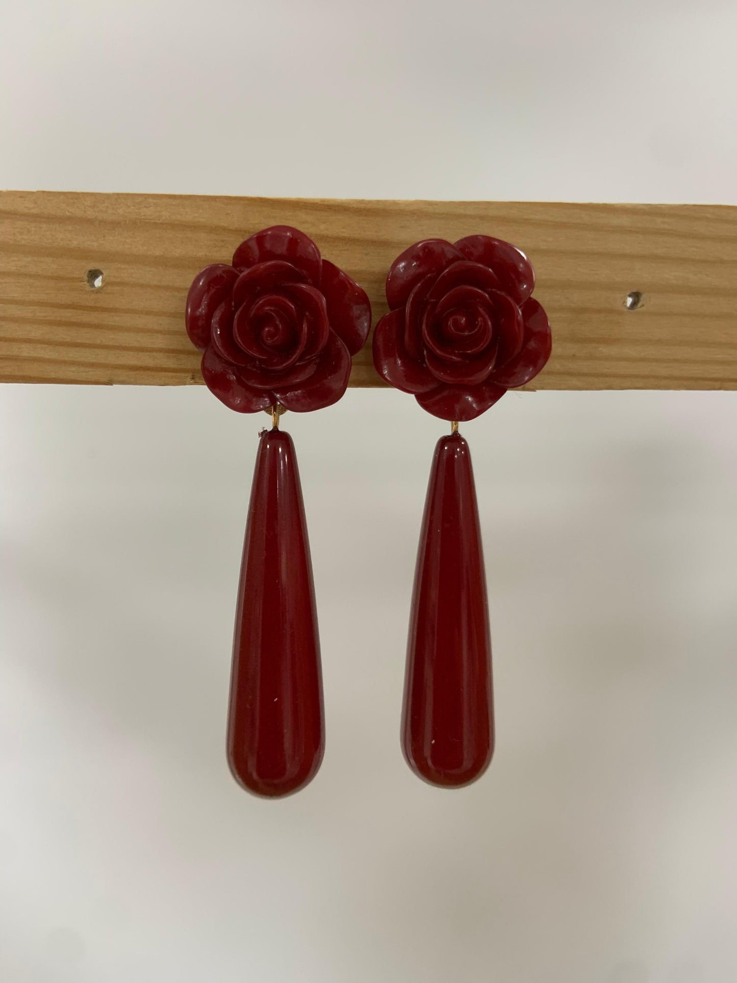 PENDIENTES CORAL Y FLOR BURDEOS