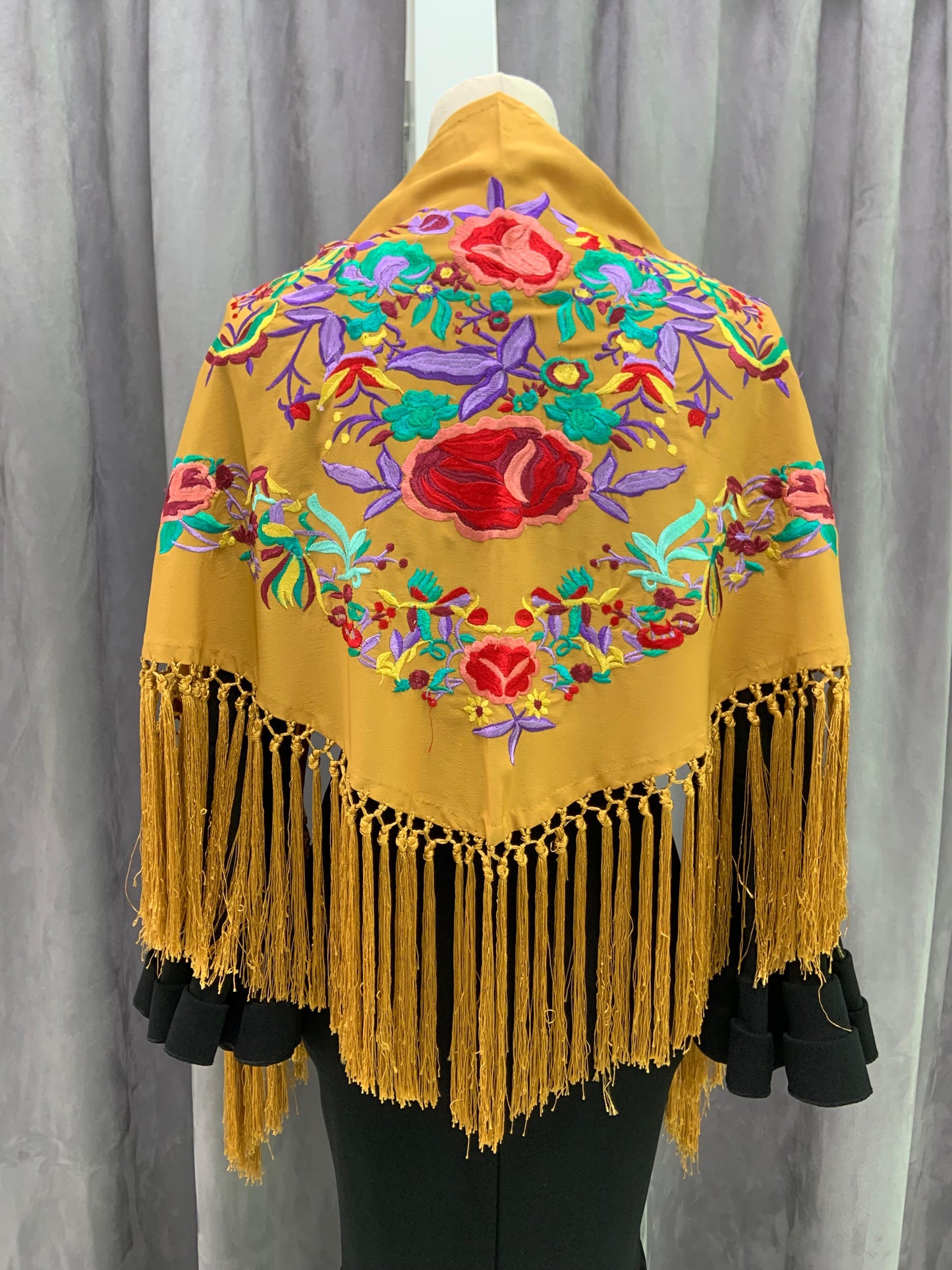 MANTON SEDA BORDADO FLORES COLORES